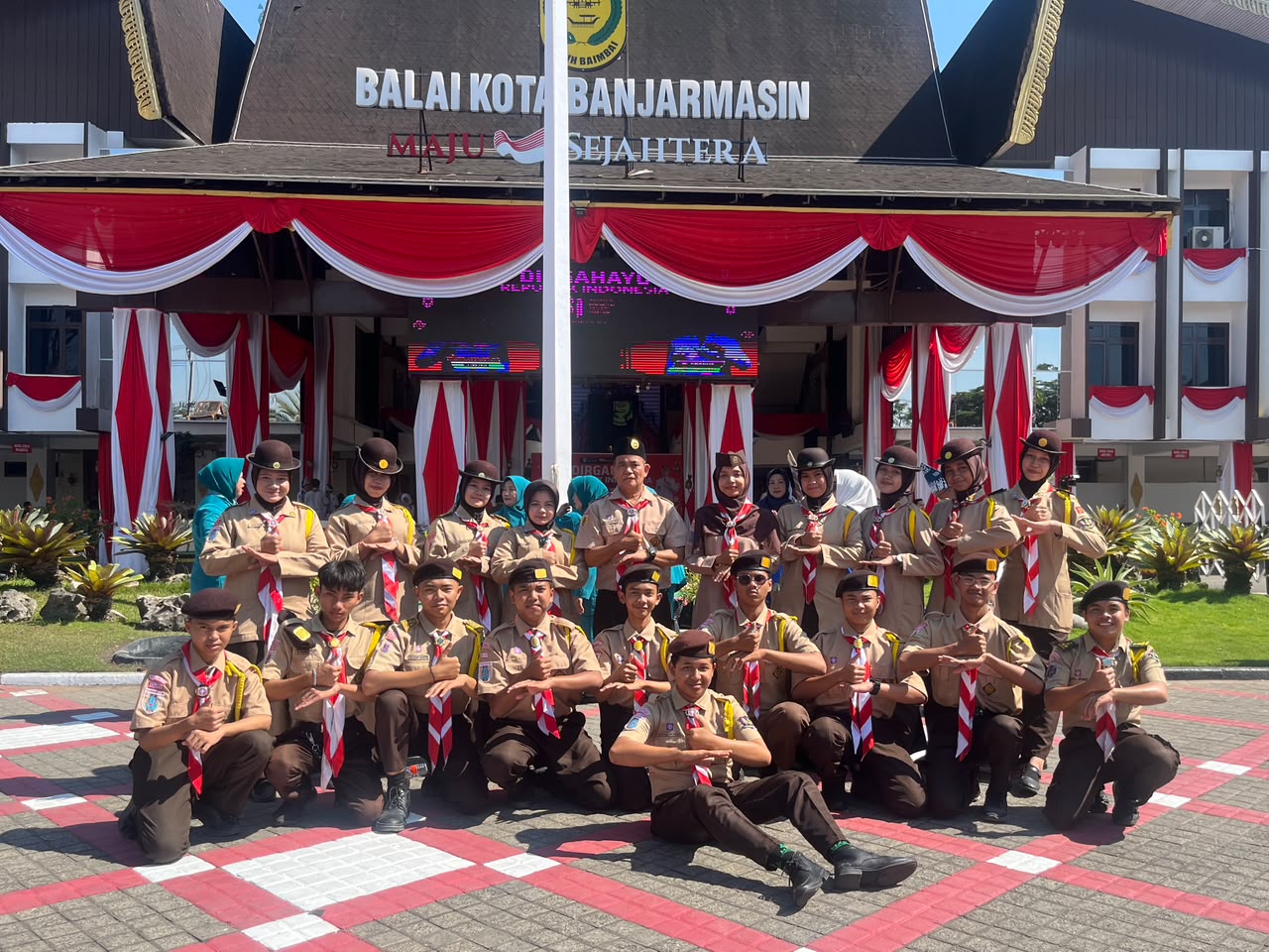 Anggota Pramuka MAN 2 Kota Banjarmasin Turut Khidmat dalam Upacara HUT ke-81 Kemerdekaan RI di Balai Kota
