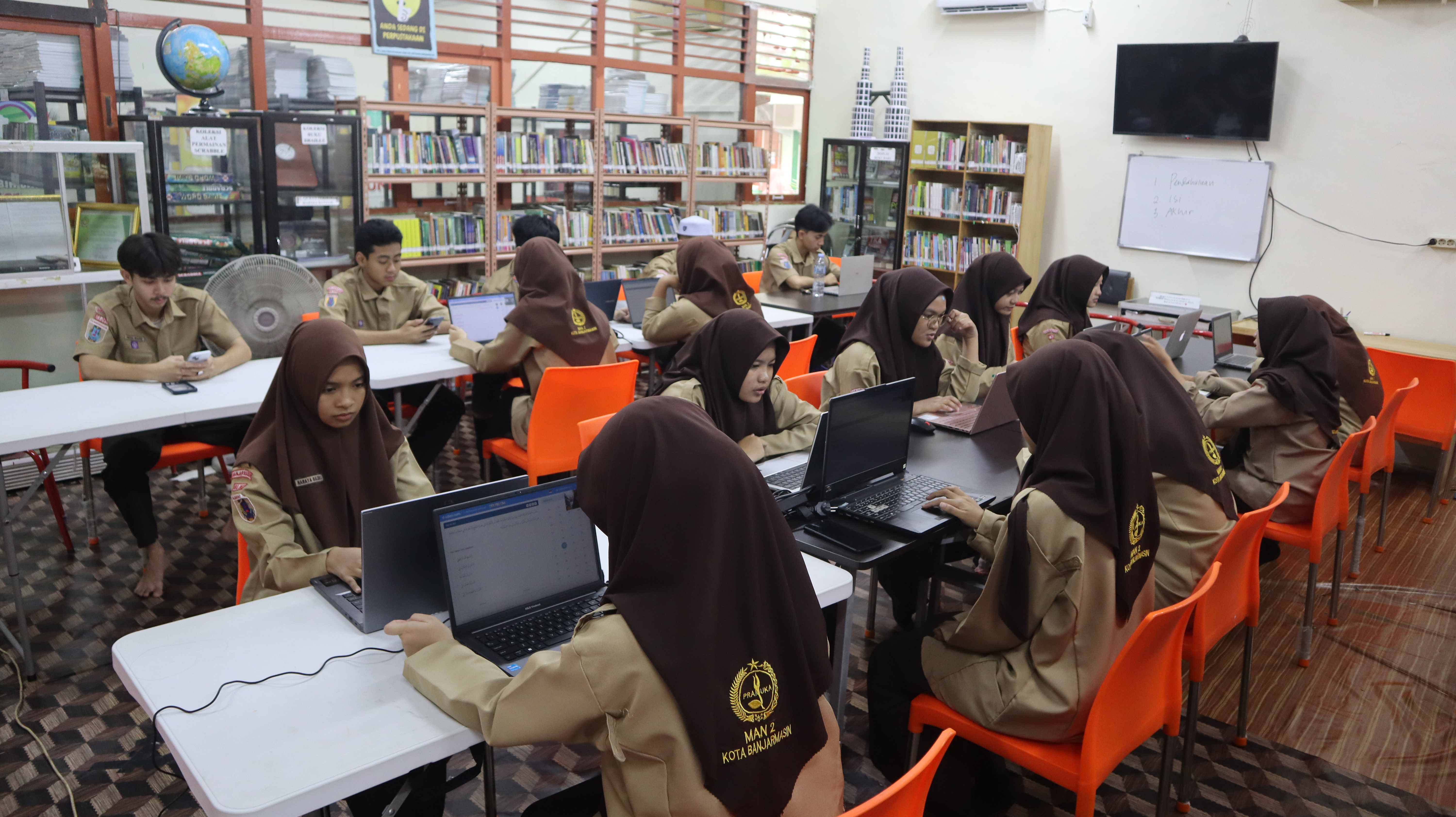 Uji Kemampuan Bahasa Arab di Level Nasional, 18 Murid MAN 2 Kota Banjarmasin Ikuti Penyisihan KOMPAC 2026 Secara Virtual